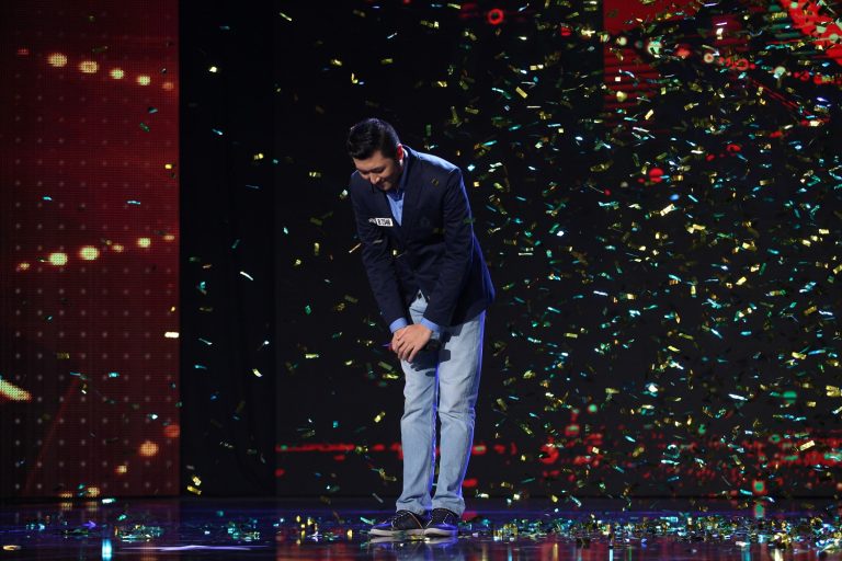 Românii au talent. După “Copacul”, chinezul Fang Shuang a ridicat sala in picioare cu “De-ai fi tu salcie la mal”. Moment GENIAL! (VIDEO)