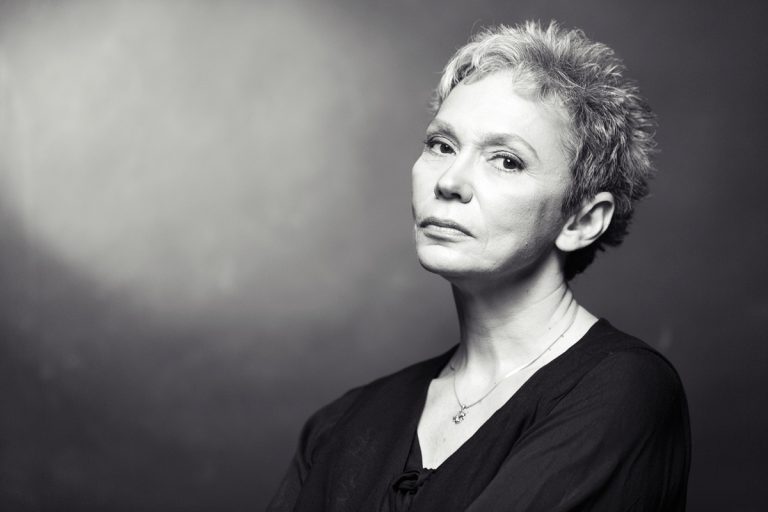 Oana Pellea, REVOLTATĂ. Stai pe Facebook cât vrei, îţi economiseşti şi banii de teatru!