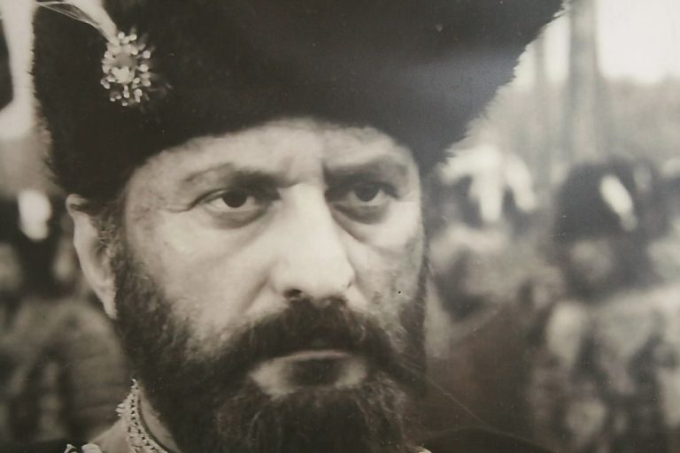 Amza Pellea ar fi făcut azi 86 de ani. “Îşi juca eroii cu o mare uşurinţă. Îl ajuta statura de voievod…”