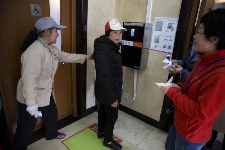 Toalete SF în China. Au sistem de recunoaștere facială, pentru a preveni furtul hârtiei igenice