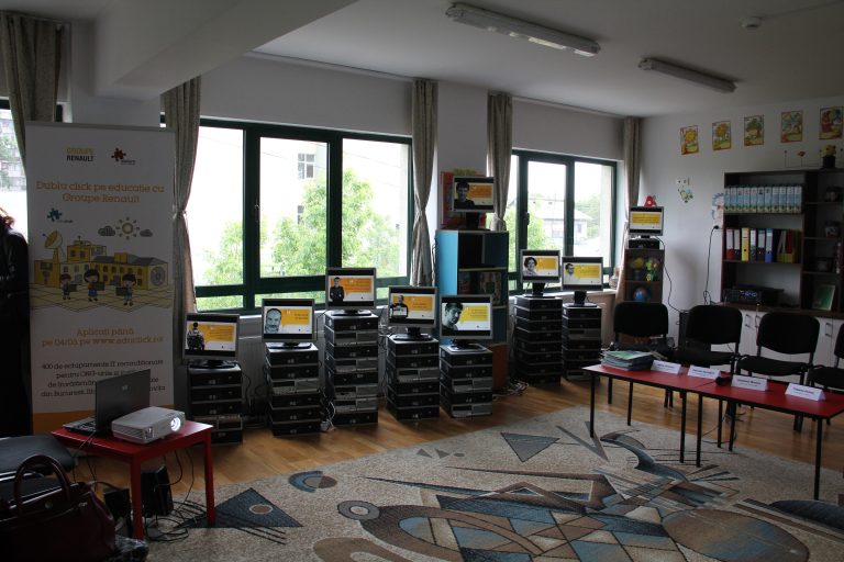 400 de computere donate de Renault unor școli și grădinițe