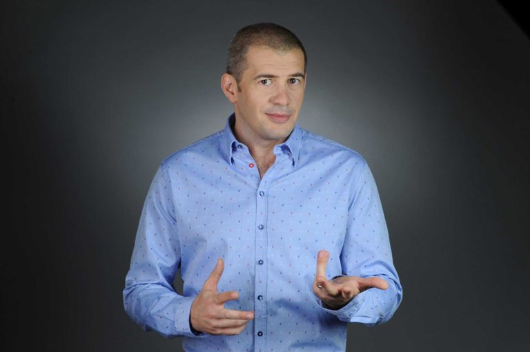 Dragoș Pătraru lansează “Unde nu-i cap, vai de popoare!”