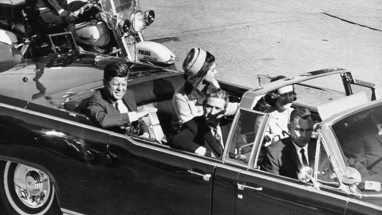 A fost Kennedy asasinat de KGB? Un nou serial, “Dosarele JFK: Pe urmele lui Oswald”, la History