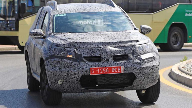 Imagini spion cu noua Dacia Duster