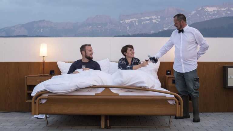 Hotel de ZERO STELE, în Elveția. Nu are ziduri și dormi sub cerul liber. Si se vinde ca pâinea caldă