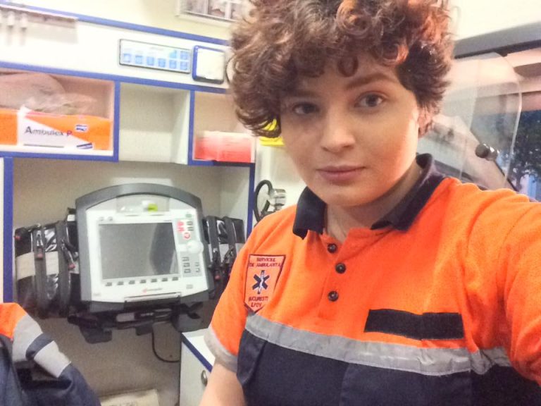 Actriță și voluntară pe Ambulanță în timpul liber: Nu vă dați seama cât cântărește o strângere de mănă a unui pacient care nu poate vorbi pentru că-și ține lacrimile-n frâu