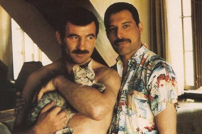 Fotografii ale lui Freddie Mercury alături de prietenul său. “Te iubesc, Freddie – nu plec nicăieri”